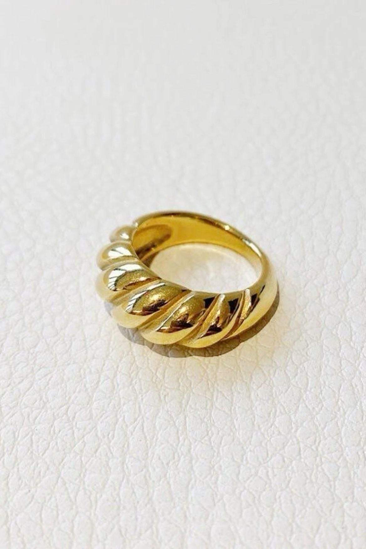 Crossiant Ring